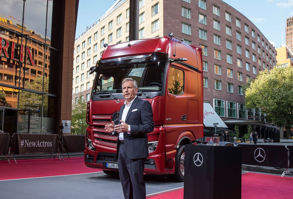 Mercedes-Benz trình làng xe tải cực kỳ hiện đại, có khả năng tự lái